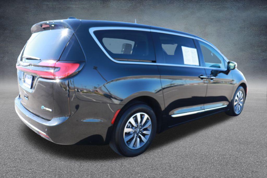 used 2023 Chrysler Pacifica Hybrid car, priced at $26,000