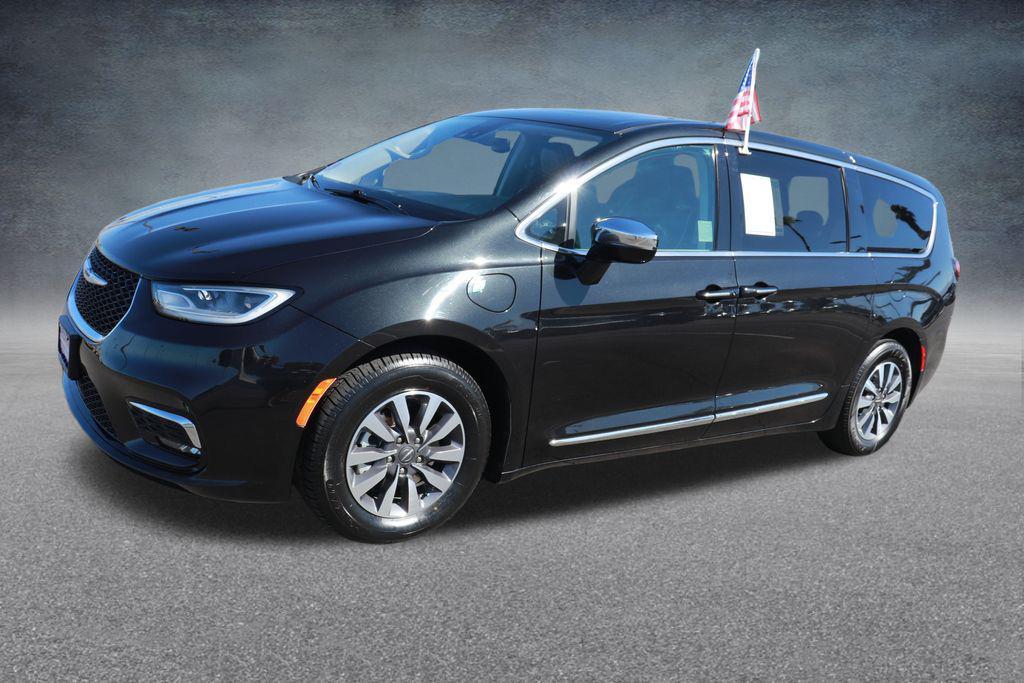 used 2023 Chrysler Pacifica Hybrid car, priced at $26,000