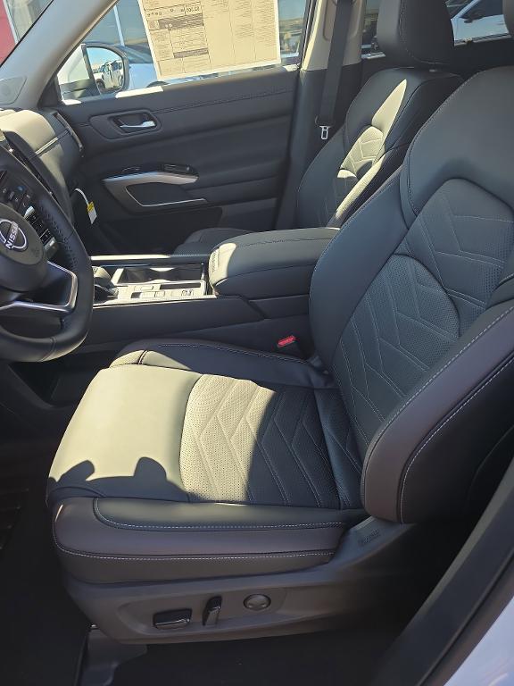 new 2025 Nissan Pathfinder car, priced at $42,256