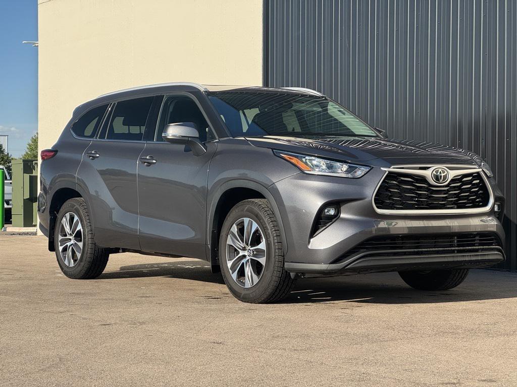 used 2022 Toyota Highlander car, priced at $37,179