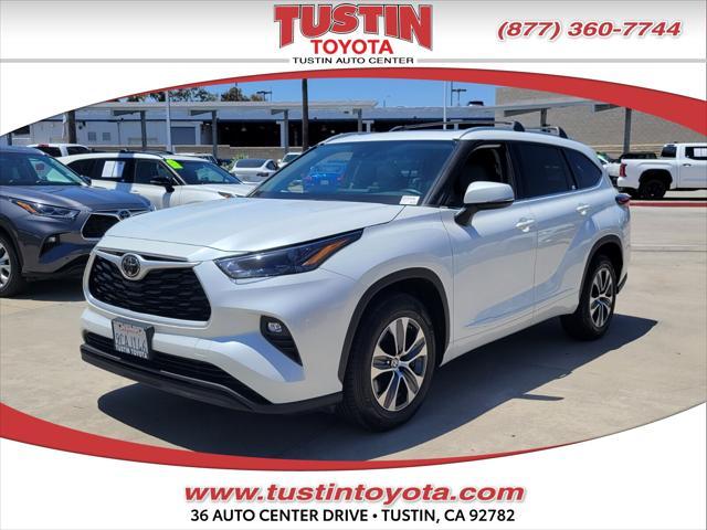 used 2022 Toyota Highlander car, priced at $38,999