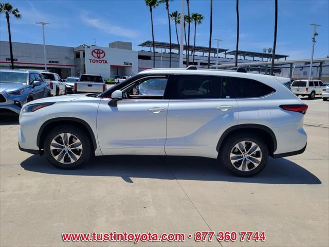 used 2022 Toyota Highlander car, priced at $38,999