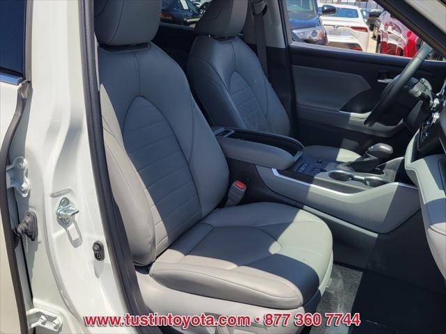 used 2022 Toyota Highlander car, priced at $38,999