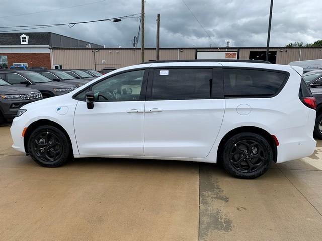 new 2024 Chrysler Pacifica Hybrid car, priced at $47,674