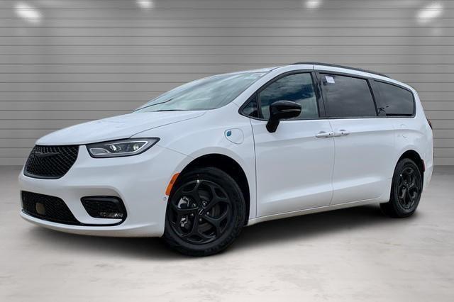 new 2024 Chrysler Pacifica Hybrid car, priced at $47,674