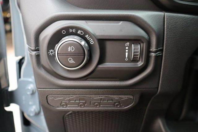 new 2025 Jeep Gladiator car, priced at $45,427