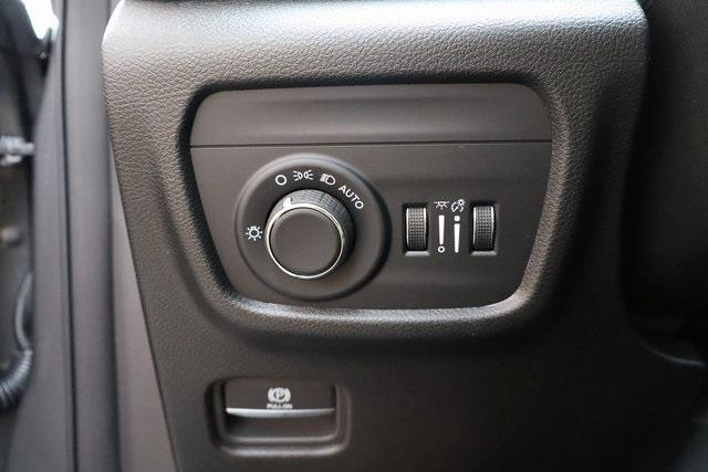 new 2025 Jeep Grand Cherokee car, priced at $40,401
