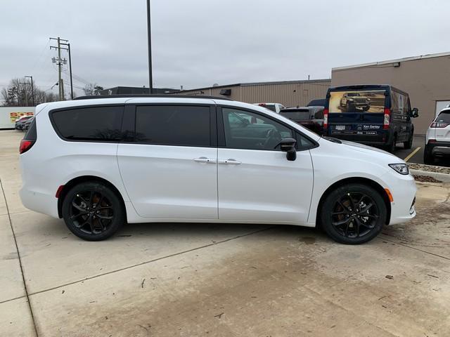 new 2024 Chrysler Pacifica car, priced at $45,963