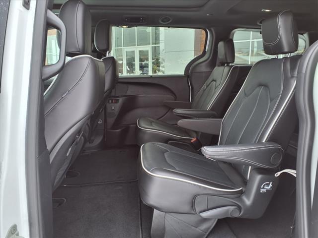 new 2024 Chrysler Pacifica car, priced at $43,585