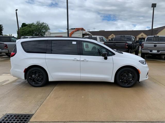 new 2024 Chrysler Pacifica Hybrid car, priced at $43,722