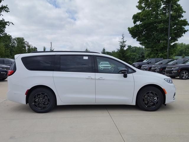 new 2024 Chrysler Pacifica Hybrid car, priced at $43,722