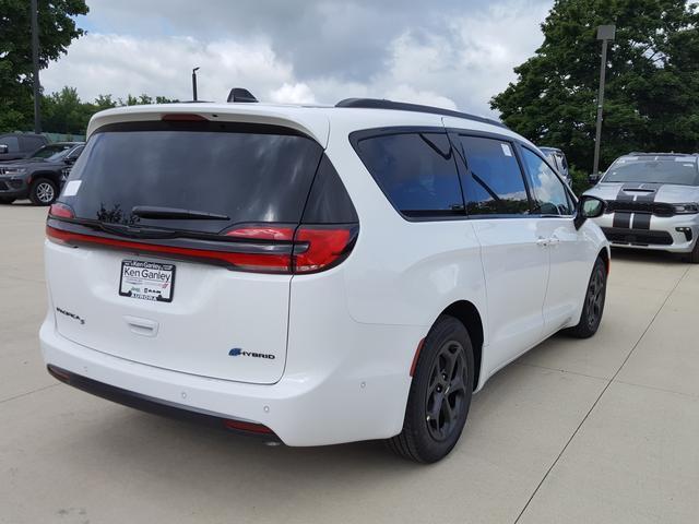 new 2024 Chrysler Pacifica Hybrid car, priced at $43,722