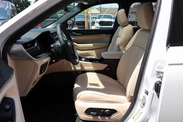 new 2025 Jeep Grand Cherokee car, priced at $50,064