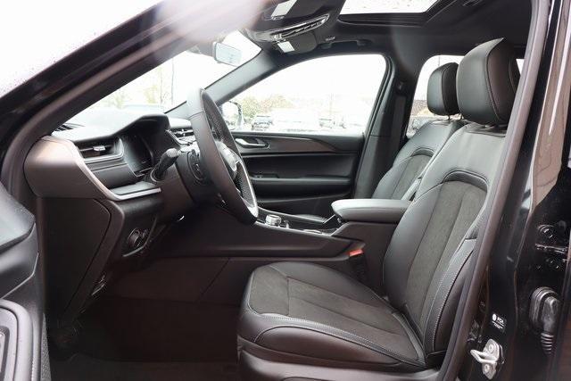 new 2025 Jeep Grand Cherokee car, priced at $42,576
