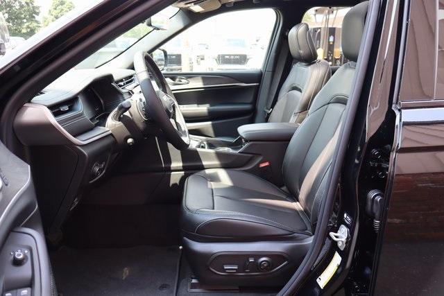 new 2025 Jeep Grand Cherokee car, priced at $50,570