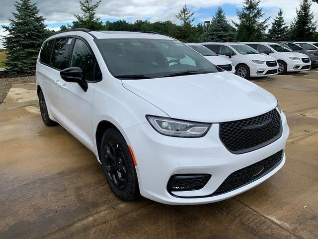 new 2024 Chrysler Pacifica Hybrid car, priced at $47,674