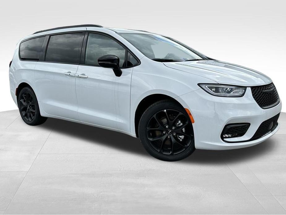 new 2024 Chrysler Pacifica car, priced at $39,800