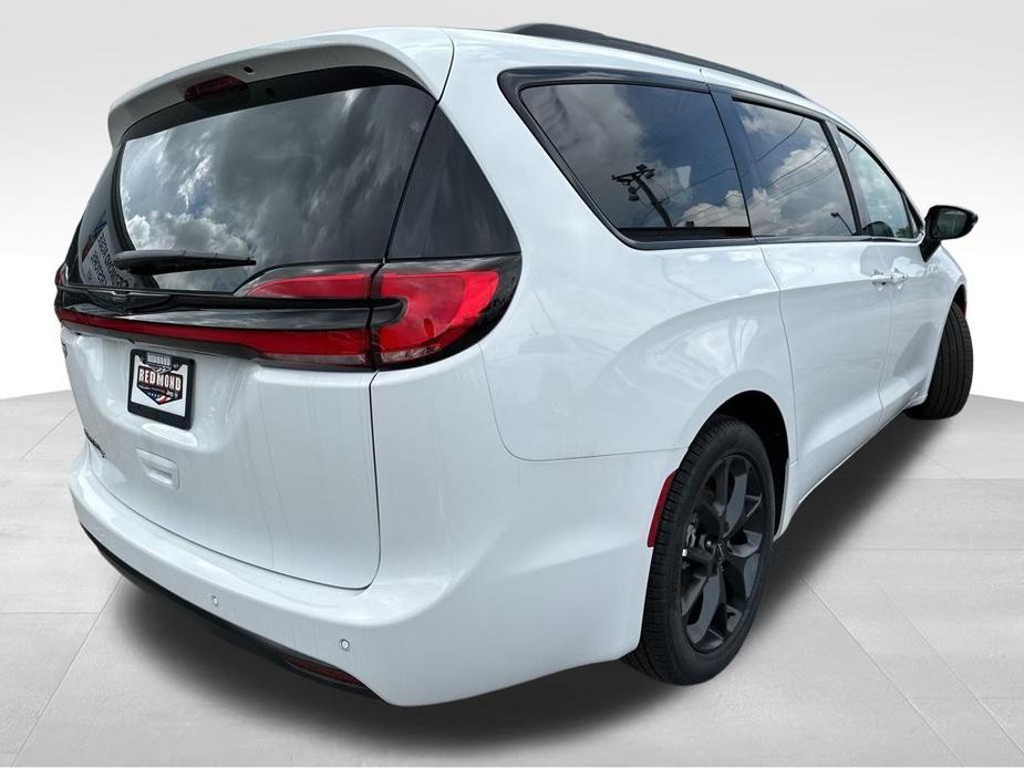 new 2024 Chrysler Pacifica car, priced at $39,800