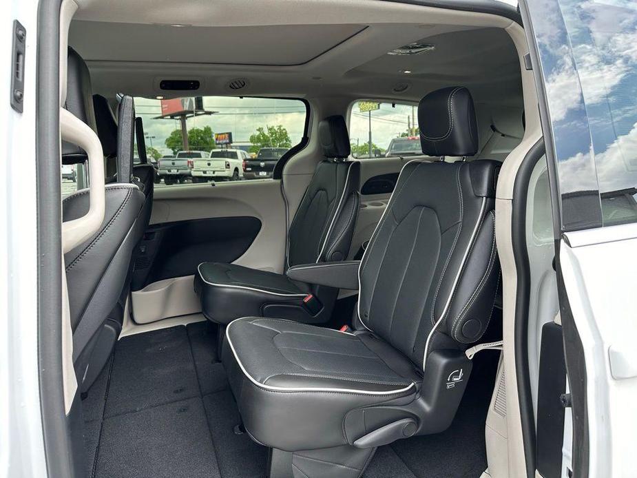 new 2024 Chrysler Pacifica car, priced at $47,650