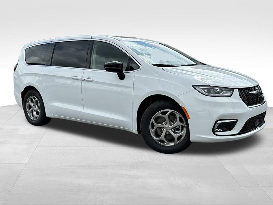 new 2024 Chrysler Pacifica car, priced at $47,650