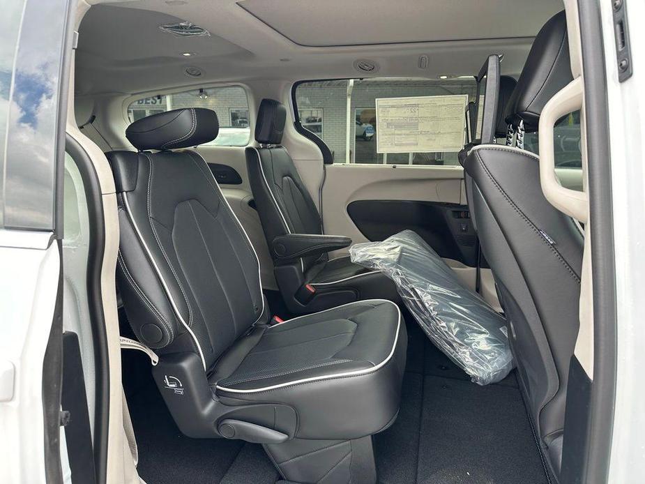 new 2024 Chrysler Pacifica car, priced at $47,650