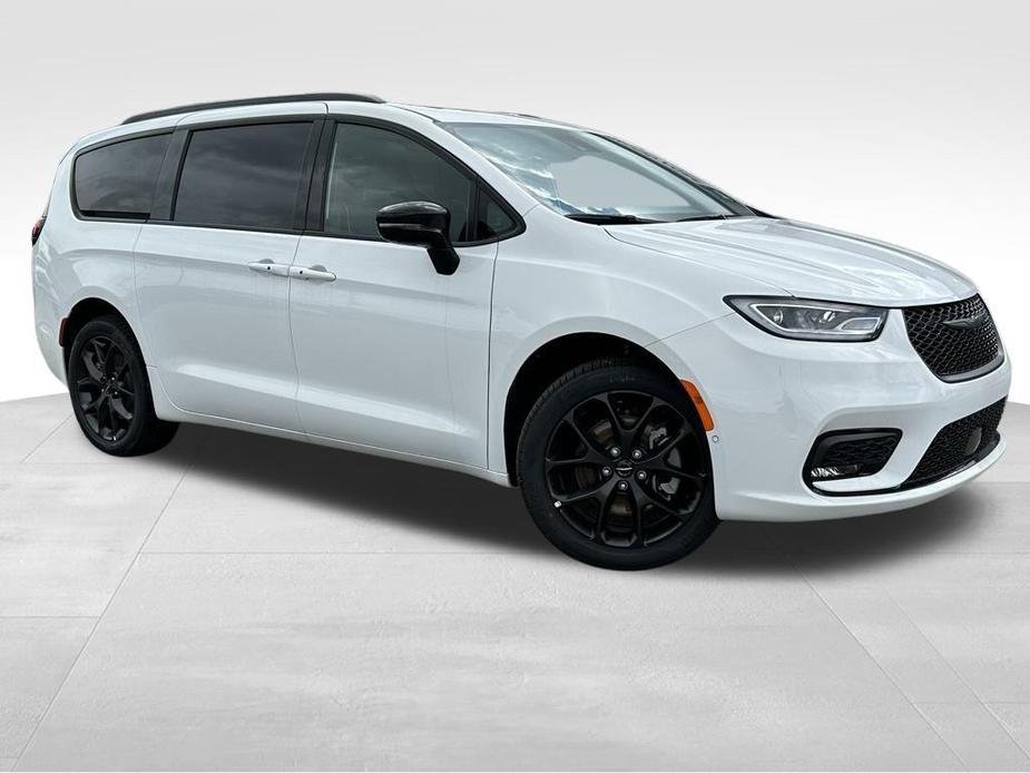 new 2024 Chrysler Pacifica car, priced at $52,400