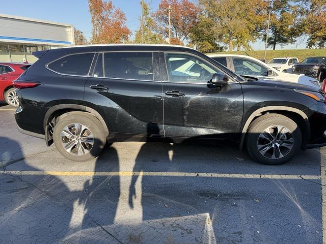 used 2022 Toyota Highlander car, priced at $37,598