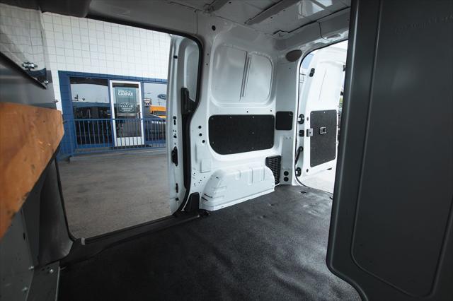 used 2017 Nissan NV200 car