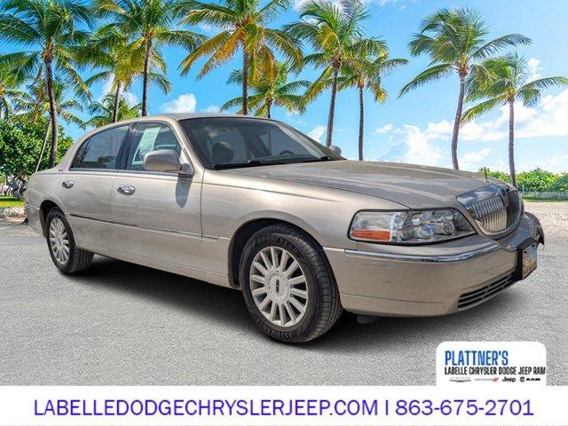 used 2005 Lincoln Town Car car, priced at $3,200