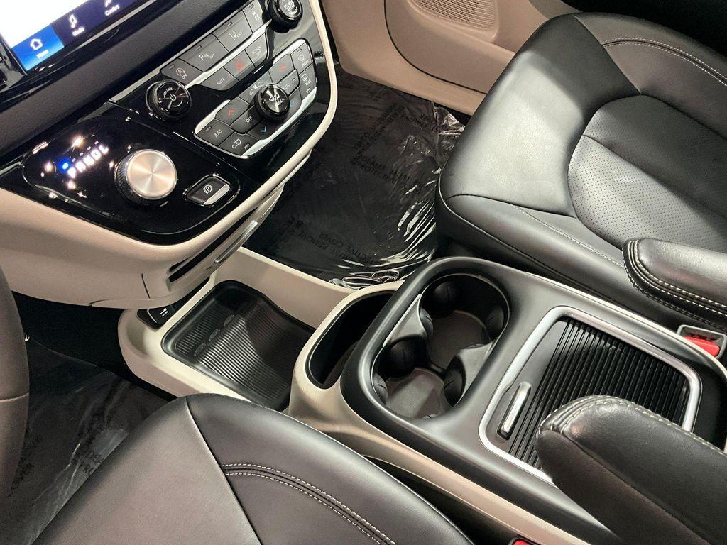 used 2024 Chrysler Pacifica car, priced at $29,600