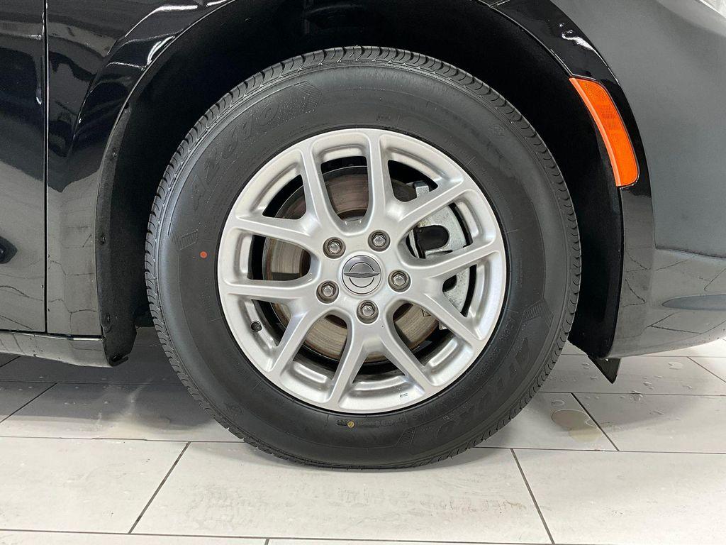 used 2024 Chrysler Pacifica car, priced at $29,600