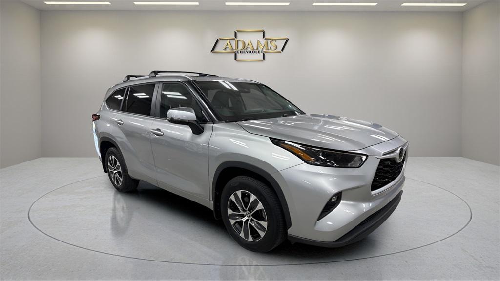 used 2023 Toyota Highlander car, priced at $37,900