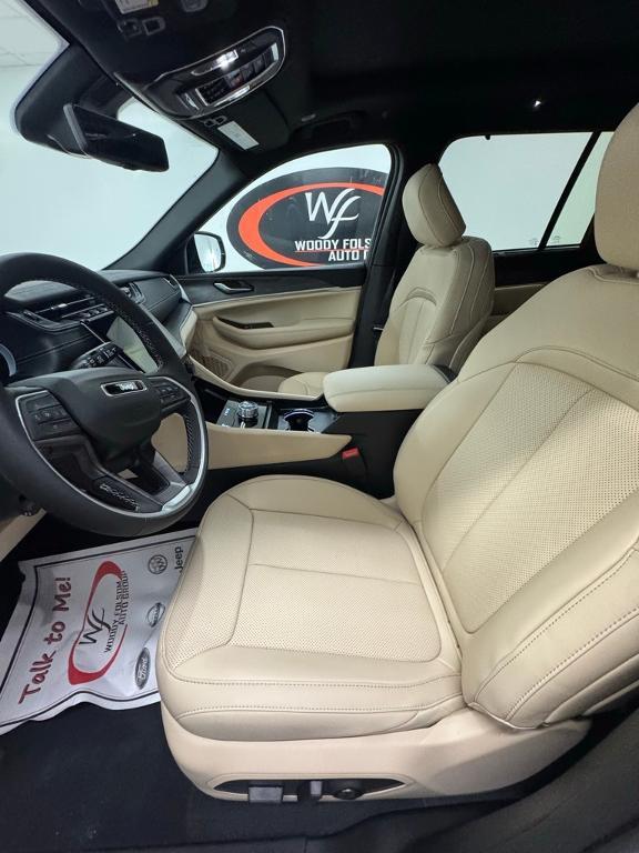 new 2025 Jeep Grand Cherokee car, priced at $50,997