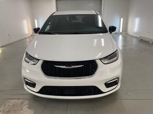 new 2025 Chrysler Pacifica car, priced at $43,032