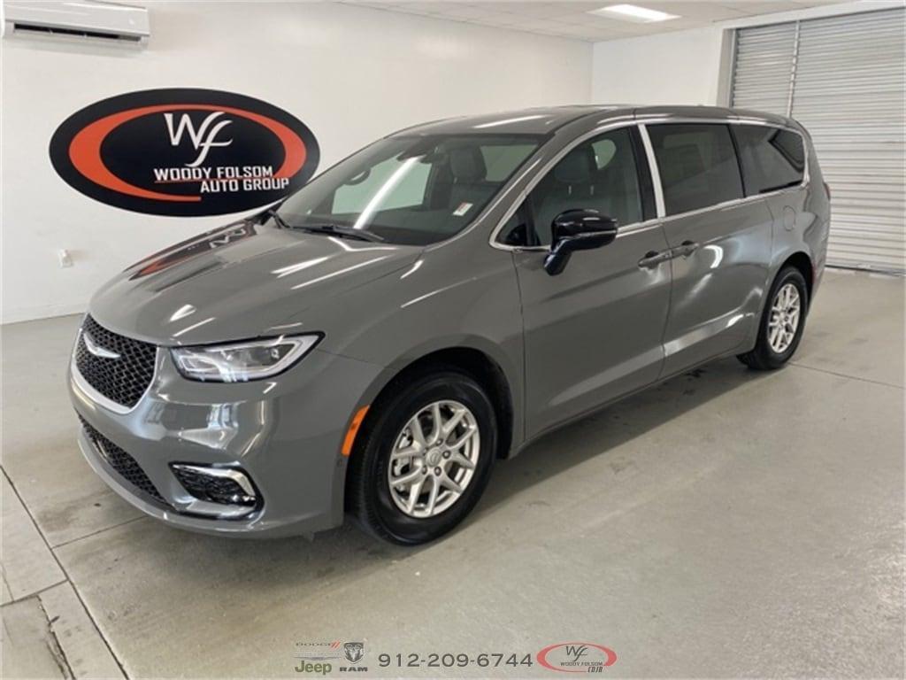 new 2025 Chrysler Pacifica car, priced at $37,670