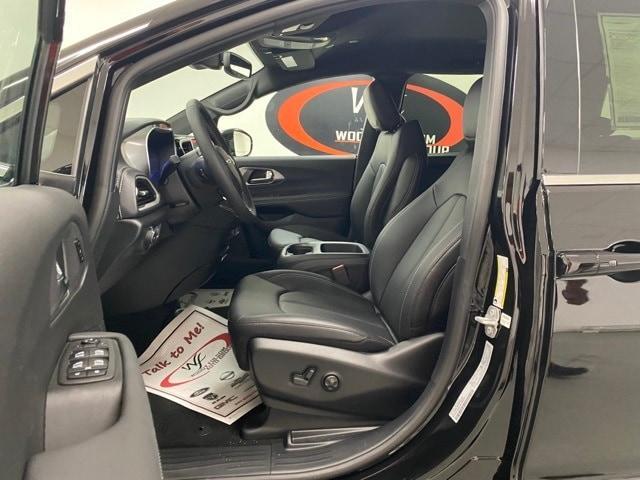 new 2025 Chrysler Pacifica car, priced at $43,032