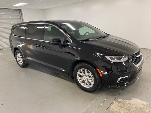 new 2025 Chrysler Pacifica car, priced at $43,032