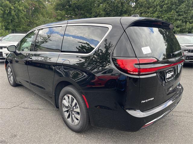 new 2024 Chrysler Pacifica Hybrid car, priced at $39,820