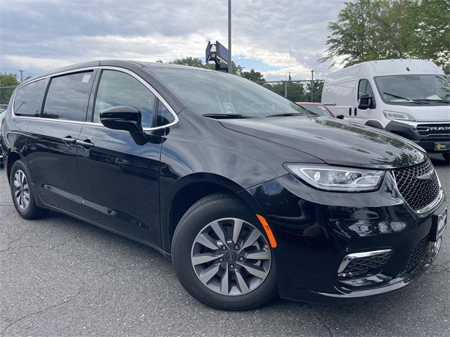 new 2024 Chrysler Pacifica Hybrid car, priced at $39,820