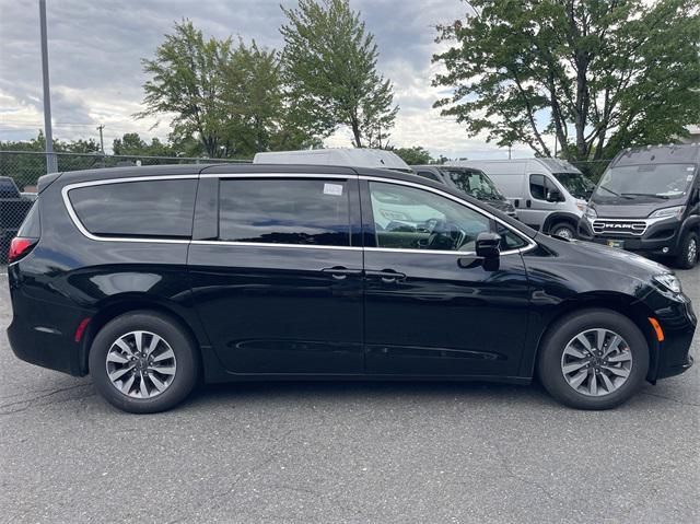 new 2024 Chrysler Pacifica Hybrid car, priced at $39,820