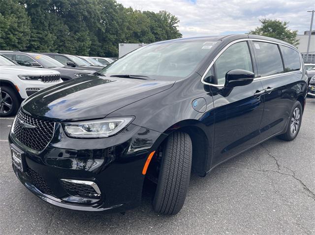 new 2024 Chrysler Pacifica Hybrid car, priced at $39,820