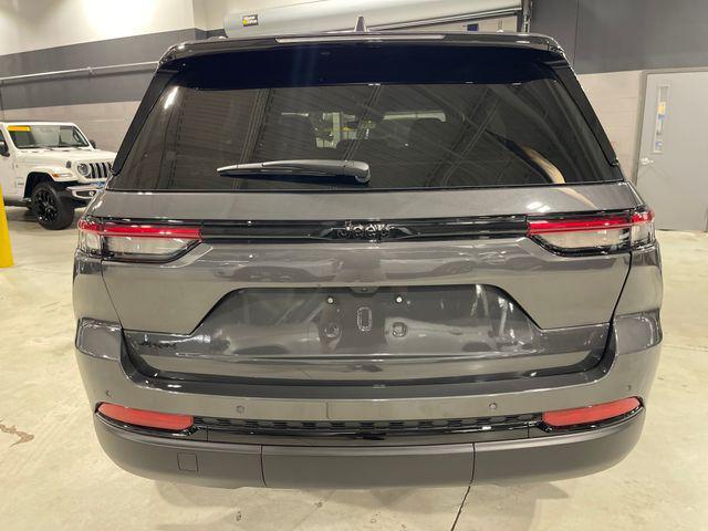 new 2025 Jeep Grand Cherokee car, priced at $45,050
