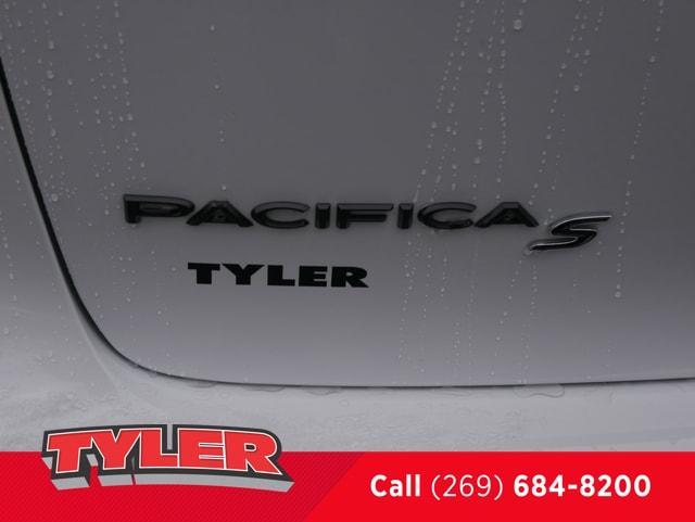 new 2024 Chrysler Pacifica Hybrid car, priced at $53,661