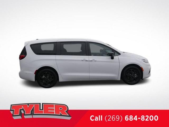 new 2024 Chrysler Pacifica Hybrid car, priced at $53,661