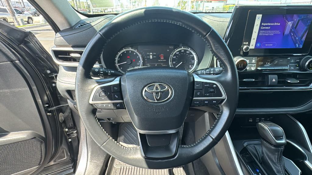 used 2023 Toyota Highlander car, priced at $35,686