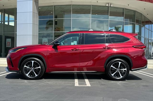 used 2021 Toyota Highlander car, priced at $36,484