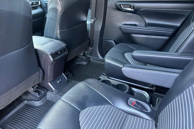 used 2021 Toyota Highlander car, priced at $36,484