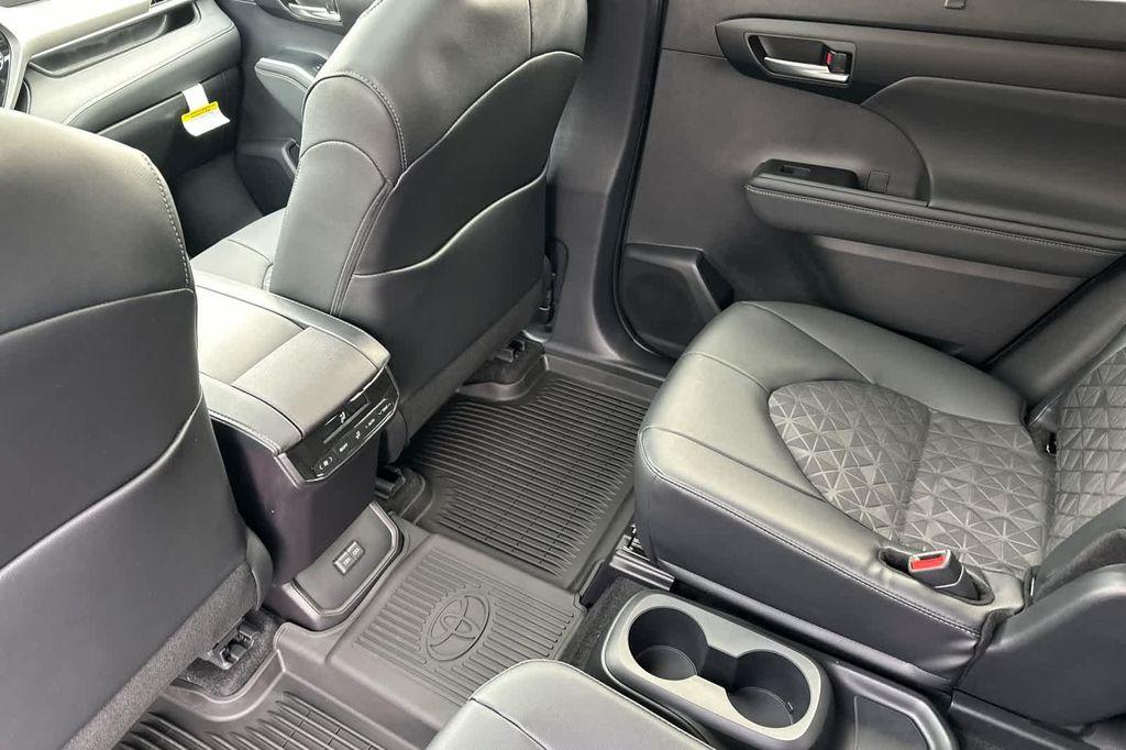 new 2025 Toyota Highlander Hybrid car, priced at $51,063
