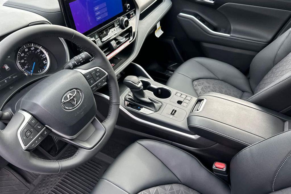 new 2025 Toyota Highlander Hybrid car, priced at $51,063