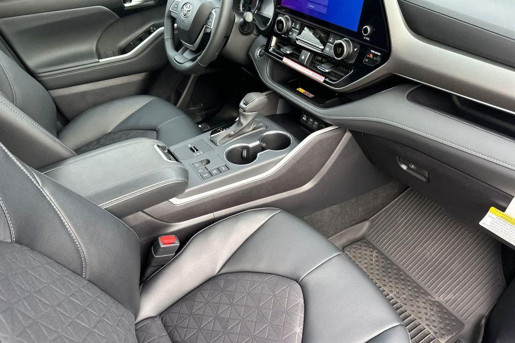 new 2025 Toyota Highlander Hybrid car, priced at $51,063